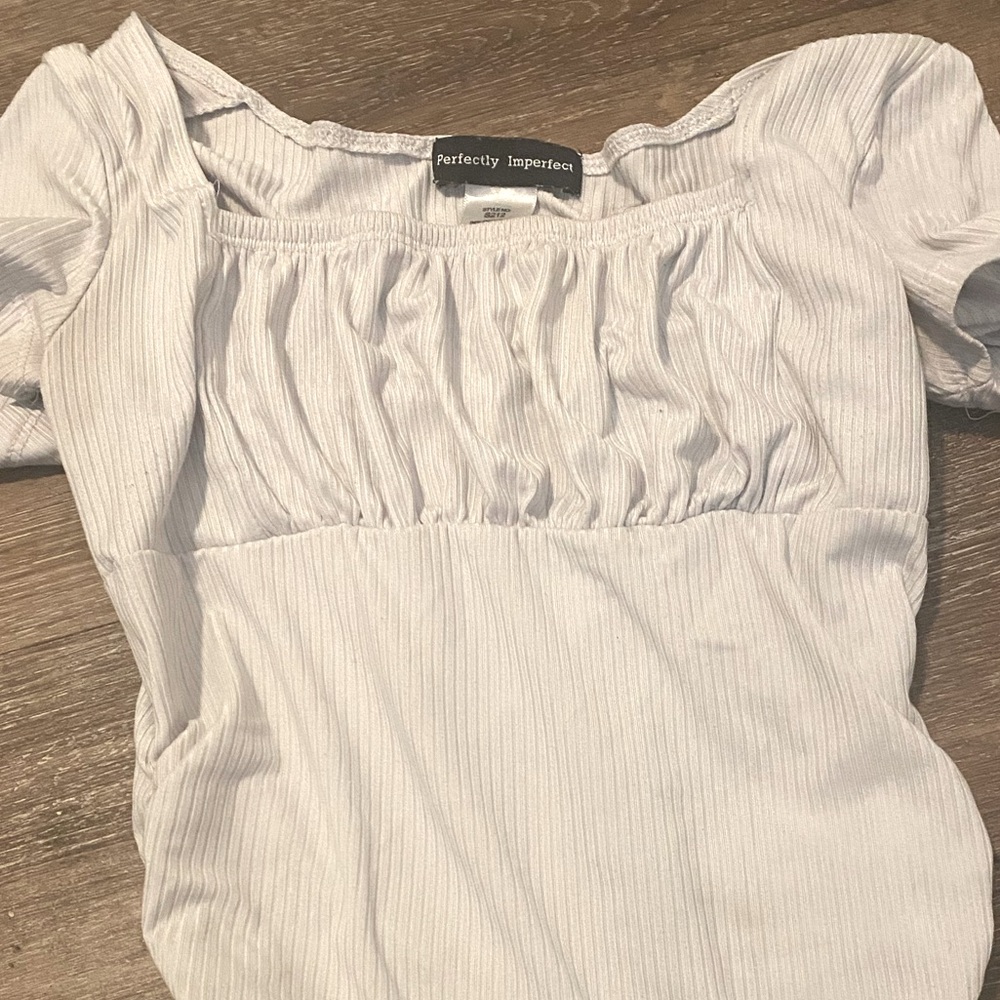 Cute white fitted scrunch top!